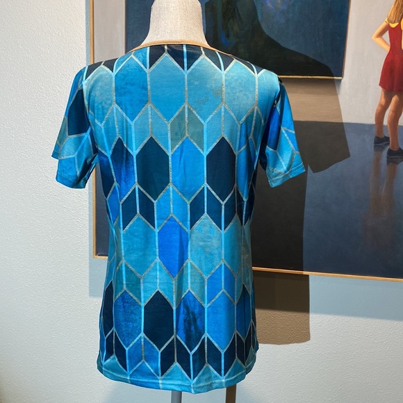 Beautiful poly and cotton top with rounded neck - Picture 2 of 5